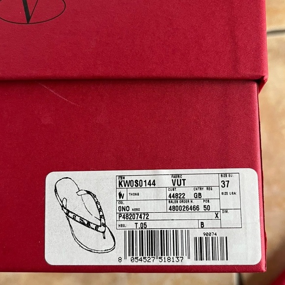 Valentino Garavani Rockstud Leather Flip Flops - Picture 10 of 10